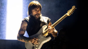 JUANES REVELA LA HISTORIA DE “LUNA”, LA GUITARRA QUE LO ACOMPAÑA DESDE HACE 25 AÑOS